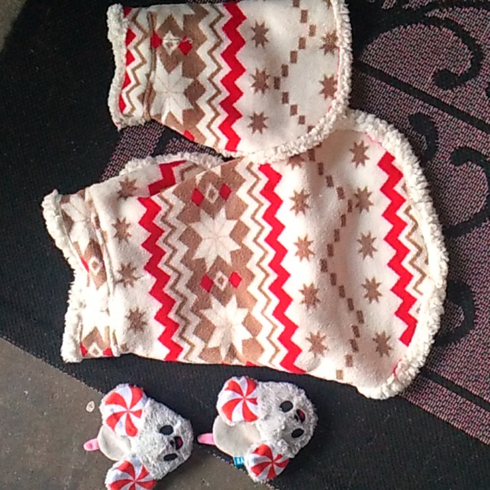 Dog Fleese Coats (2 pieces) & 2 Squeaky Toys
